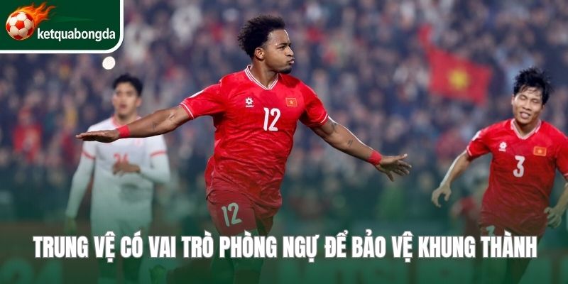 Trung vệ có vai trò phòng ngự để bảo vệ khung thành
